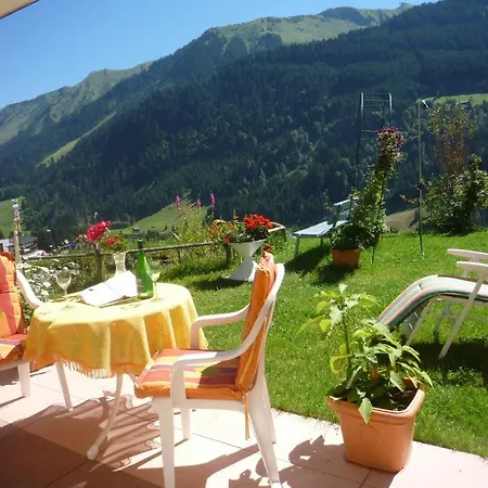 Vier Jahreszeiten * Hirschegg (Vorarlberg)